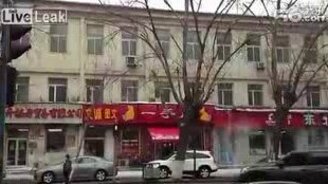 Массовый сход снега с крыши - смотреть видео (0:21)