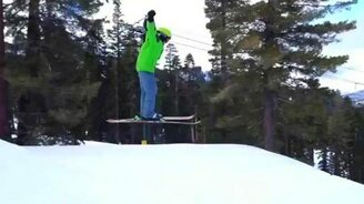 Забавный прыжок на лыжах - смотреть видео (0:12)