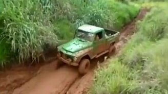 Неудачный въезд на грязный пригорок - смотреть видео (0:43)