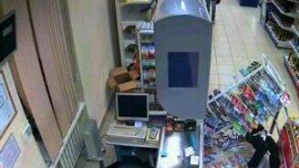 Охранник учудил - смотреть видео (1:00)