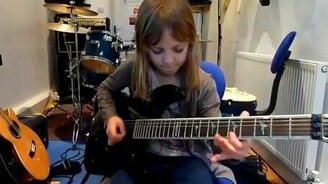 8-летняя гитаристка - смотреть видео (1:44)