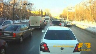 Гаишник упустил денежку - смотреть видео (0:31)