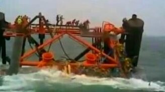Крушение нефтяной платформы - смотреть видео (0:37)