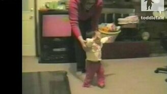 Первые шаги и падение в какашки - смотреть видео (0:48)