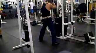 Перепутал тренажёрный зал с рейв-клубом - смотреть видео (2:34)