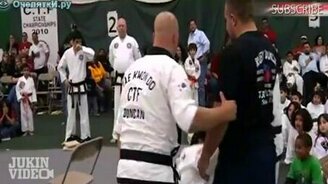 Двойной промах каратиста - смотреть видео (0:25)