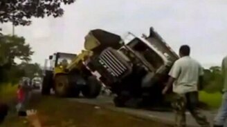 Медвежья услуга экскаватора - смотреть видео (0:15)