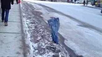 Замёрзшие джинсы на дороге - смотреть видео (0:08)