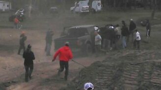 Прыгнул и угробил свой пикап - смотреть видео (0:51)