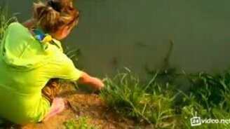 Покормила из рук голодного сома - смотреть видео (0:37)