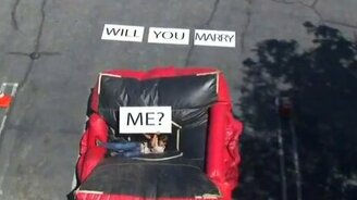 Шокирующее предложение руки и сердца - смотреть видео (0:59)