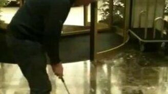 Мастерский удар - шарик пролетел сквозь дверь - смотреть видео (0:17)