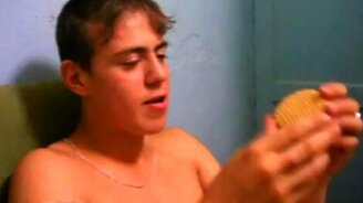 Печенькой в глаз - смотреть видео (0:15)