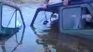 Охотники нырнули и застряли по уши - смотреть видео (3:15)