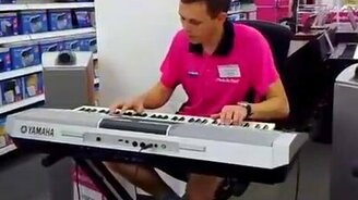 Продавец жжёт на синтезаторе - смотреть видео (2:17)