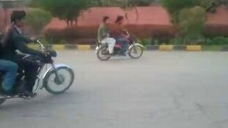 Уличный каскадёр на мотоцикле - смотреть видео (1:25)