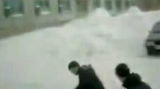 Парни прыгают с пятиэтажки - смотреть видео (0:53)