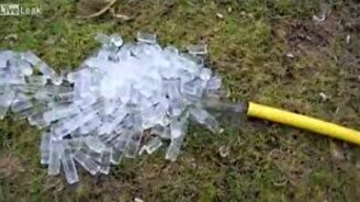 Шланг плюётся льдом - смотреть видео (0:42)