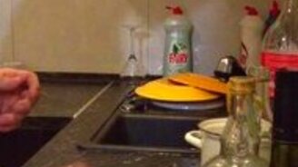 Как холостяк чистит яйцо - смотреть видео (0:41)