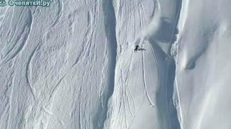 Захватывающий спуск горнолыжника - смотреть видео (1:34)