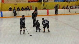 Гол 9-летнего хоккеиста - смотреть видео (0:53)