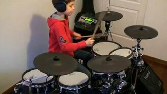 Парнишка играет на барабанах Smells Like Teen Spirit - смотреть видео (5:03)