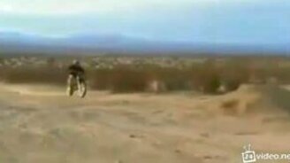 Неопытный трюкач на мотоцикле - смотреть видео (0:19)