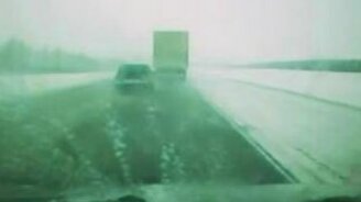 Что называется - повезло идиоту на дороге - смотреть видео (1:04)