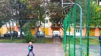 Сильный маленький баскетболист - смотреть видео (0:08)