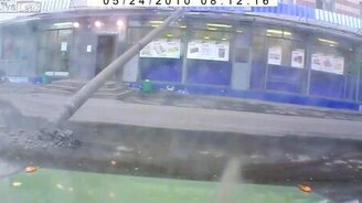 Автомобиль снёс бетонный столб - смотреть видео (1:28)