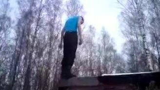 Неудачно сиганул в сугроб - смотреть видео (0:48)