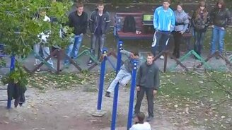 Дворовые спортсмены на турнике - смотреть видео (7:18)