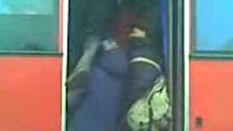 Суровая толкучка в автобусе - смотреть видео (1:21)