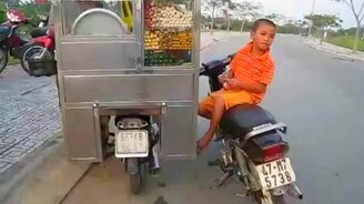 Маленький, а уже на мопеде - смотреть видео (1:35)