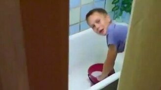 Папа спалил сына в ванной - смотреть видео (0:25)