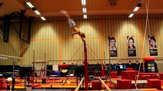 Рождённый вертеться на турнике - смотреть видео (0:21)