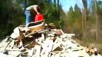 Глупцы поджигают кучу мусора - смотреть видео (1:44)