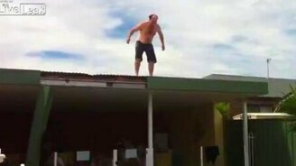Внезапный прыгун с крыши - смотреть видео (0:20)
