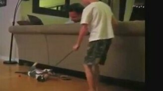 Котяра врезал мужику по лицу - смотреть видео (0:15)