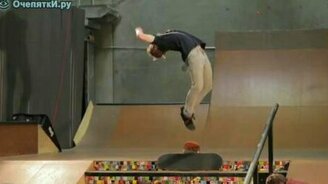 Бэкфлип с одного скейта на другой - смотреть видео (0:15)