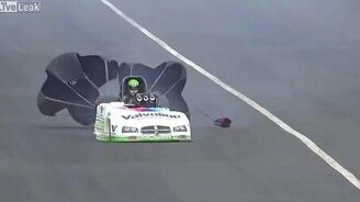 Гонщик в горящем автомобиле - смотреть видео (1:55)