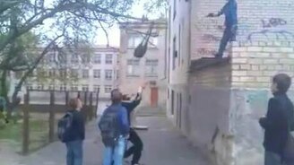 Кинь в меня сумкой! - смотреть видео (0:10)