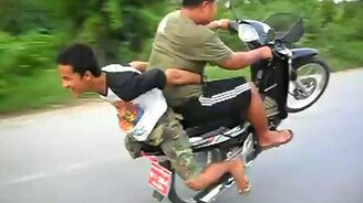 Трюкачи-подростки на мотоцикле - смотреть видео (0:58)