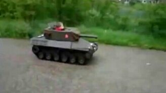 Малыш за рулём танка - смотреть видео (3:48)