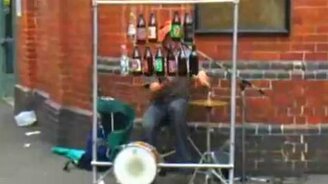 Энергичный уличный музыкант - смотреть видео (0:36)