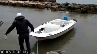 Неуклюжий владелец лодки - смотреть видео (0:33)
