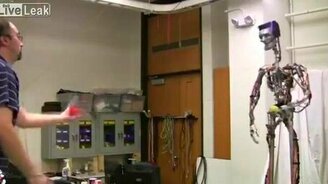 Сообразительный робот-гуманиод - смотреть видео (2:05)