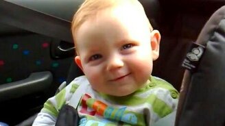 Улыбчивый уставший малыш - смотреть видео (1:36)