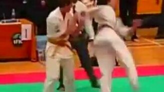 Мощный нокаут ногой - смотреть видео (0:20)