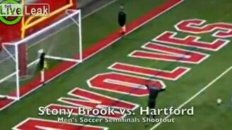 Вратарь слишком размялся - смотреть видео (0:25)